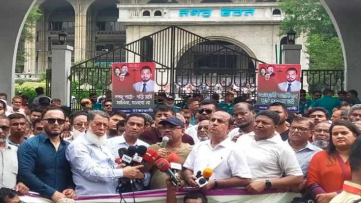  ইশরাক হোসেনকে মেয়রের দায়িত্ব বুঝিয়ে দেয়ার দাবিতে ব্লকেডে ডাক আন্দোলনকারীদের